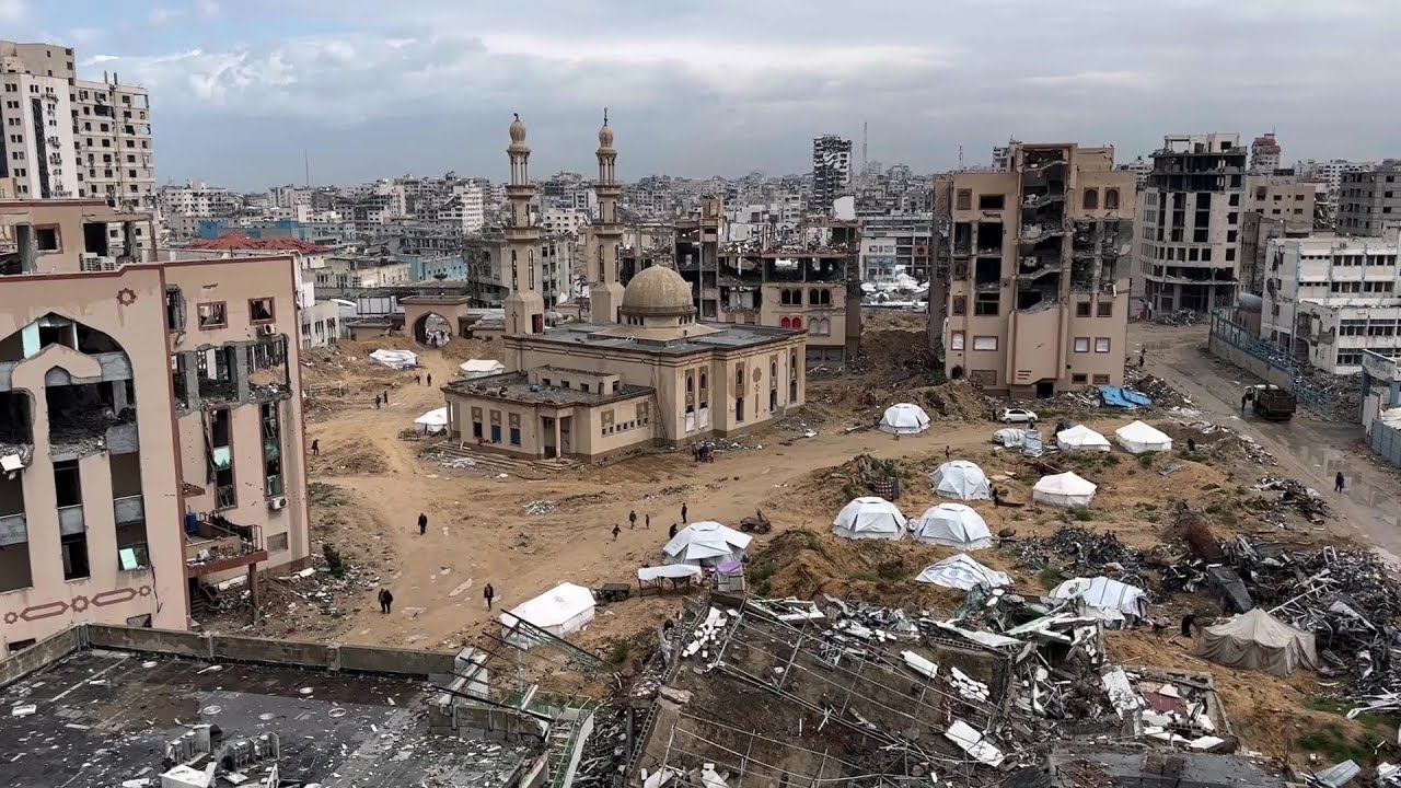 نازحون ينصبون خياماً بين المباني المدمرة في الجامعة الإسلامية بمدينة غزة