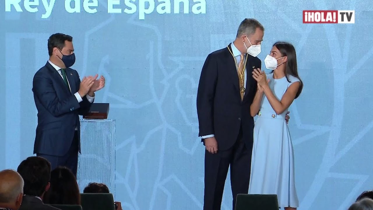 Los gestos de cariño entre Felipe y Letizia durante la entrega de una medalla de honor | ¡HOLA! TV