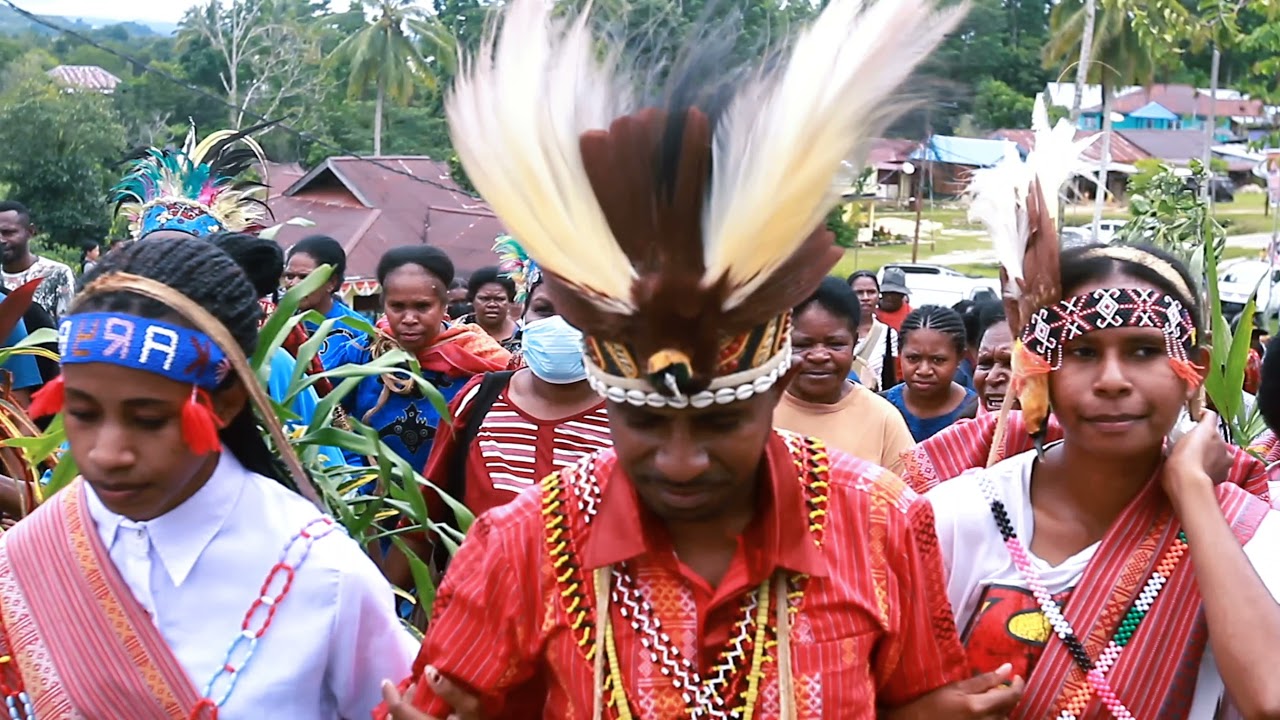 'Prosesi acara Minang Oktovianus Kambuaya & Trivonita Isir'.             📍Maybrat 29/12/2021