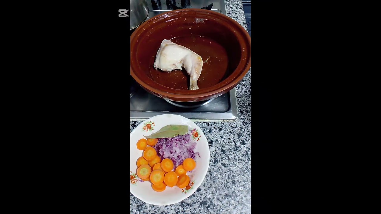 طاجين زيتون بالدجاج مرقة بيضة