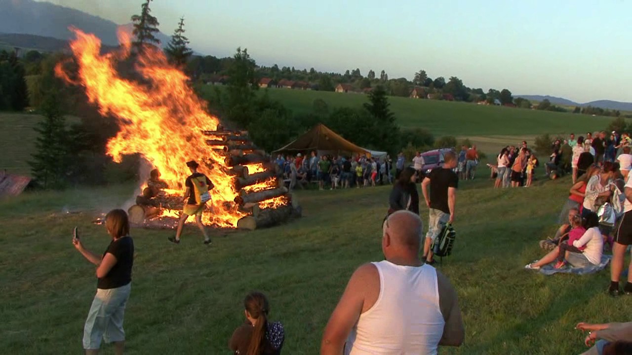 PÁLENIE JÁNSKEJ VATRY V DOVALOVE