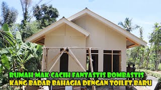 WOW.. Mak Cacih's house is very flashy.. Kang Badar is happy with his new toilet.