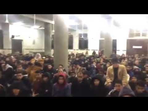 الشيخ محمود حسنات يخرج هاتفه اثناء الدرس في صلاة الفجر بمسجد الفاروق غزة