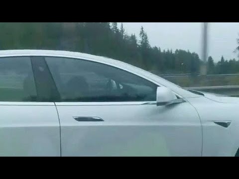 Vídeo: Como a polícia para de dirigir bêbada no piloto automático Tesla?