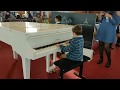 Un enfant qui fait du piano a orly juste magnifique