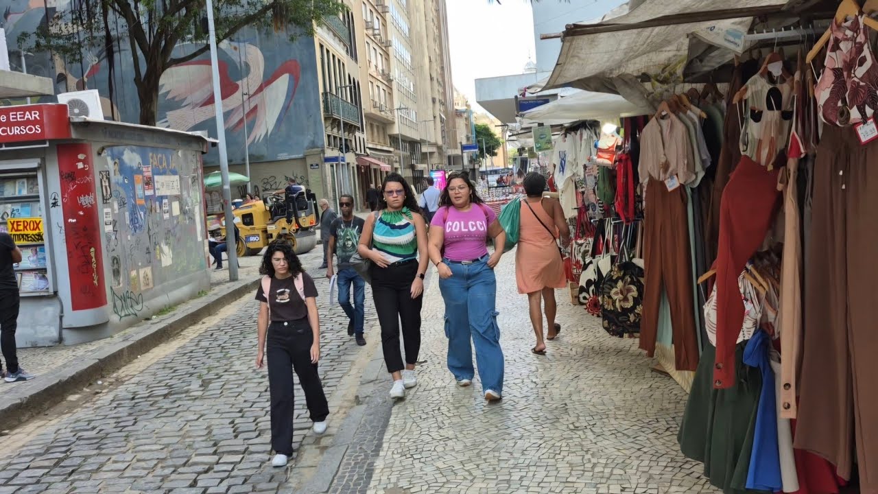 Caminhando pela Rua São José até as Barcas da Praça XV. 🚶‍♂️