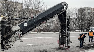Special machinery. Cutting asphalt with a large machine. Road repair. Loading on the trailer. by Repair of Roads 3,507 views 1 month ago 8 minutes, 2 seconds