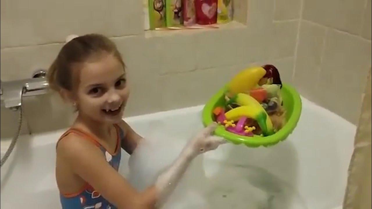 Дочка купается в ванне. Купается в ванной. Девочки в ванне. Девочка купается в ванной. Купание детей девочек.