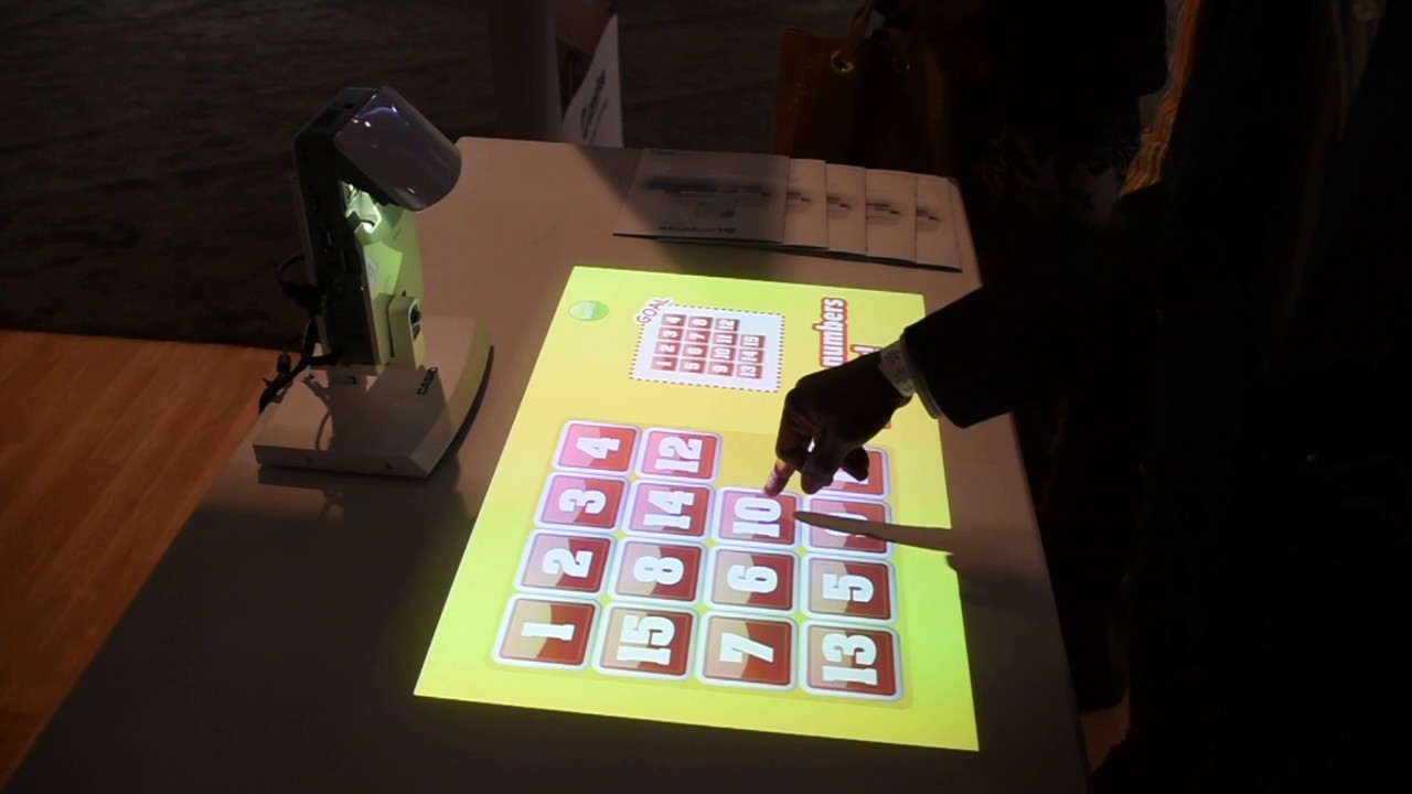カシオの超短焦点プロジェクタのインタラクティブデモ -AV Watch - YouTube