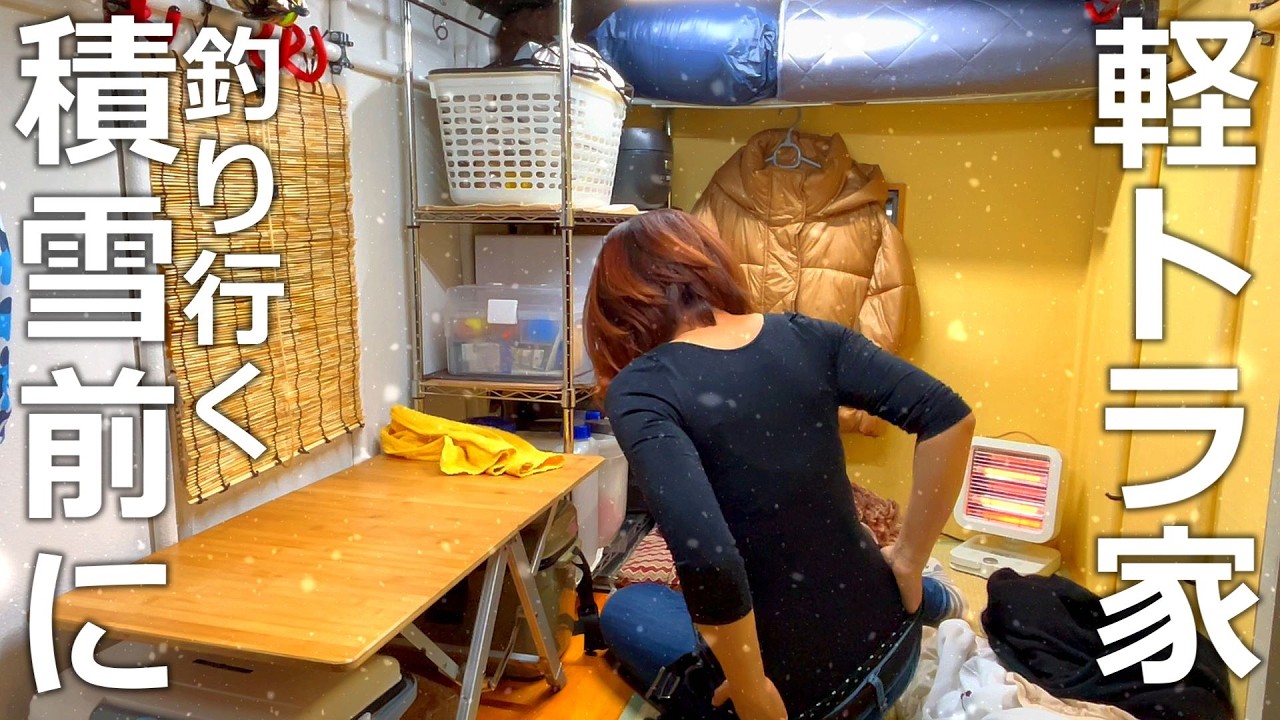 Желая съесть пойманную рыбу, он останавливается в небольшом доме в пикапе.