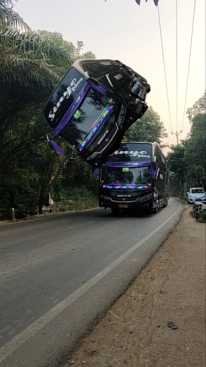 Manuver bus oleng vs Mini bus telolet basuri #automobile #toleletbasuri #trukoleng #shorts