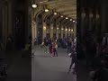 Claudia lanza balón y se cae una señora por agarrarlo