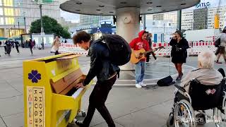 TOMAS KRUGER plays a DANCING MONKEY with street musicians