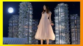 Israeli Giant Walks Through City In This Real Estate Campaign. Giantess巨大娘