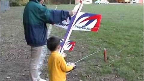 3 Year Old Justin Jee - U-Can-Do 3D EPP Electric RC Airplane Flying - Oct 18, 2005