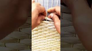 꼬임 줄과 천연 식물 섬유를 교차해 패턴을 만드는 수작업 직조 공정 #worker #process #weaving #handcraft #naturalfiber