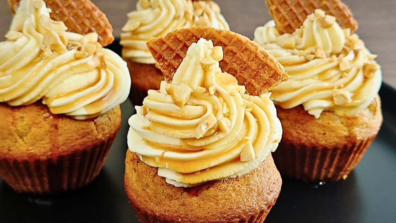 Banana Cupcakes  Cream Cheese Frosting & Caramel