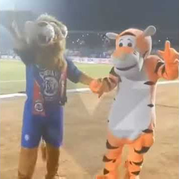 Kehangatan maskot Persija dan maskot Arema di Stadion Kanjuruhan