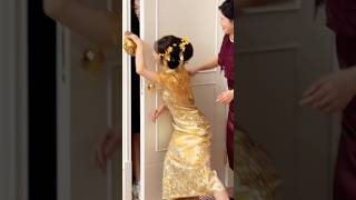 Haha 😅 This engagement ceremony with the door-blocking ritual feels so much fun 🥹🧖🏻‍♀️