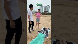串通朋友给女友表演沙滩直立，直接把她吓趴了！