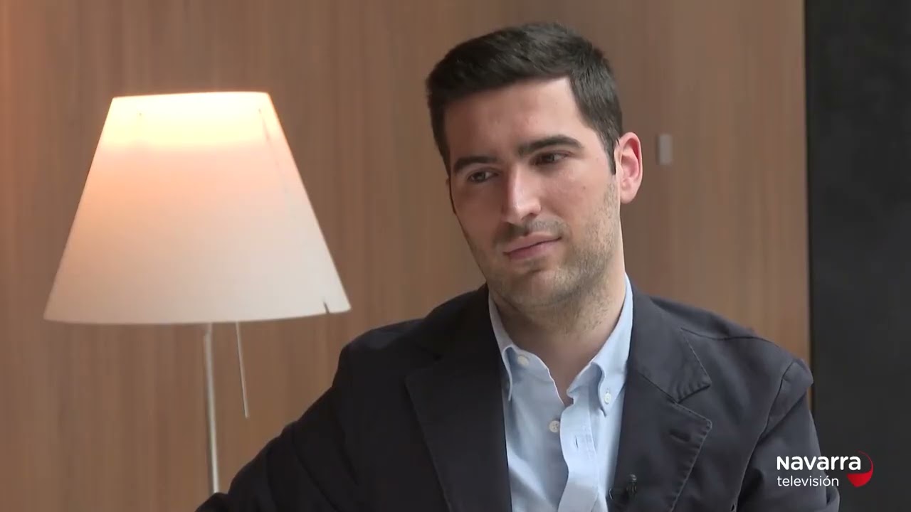 Mikel Asiain entrevistado en el programa Parlamento de Navarra Televisión.