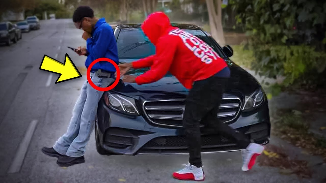 Кража оружия у незнакомцев в гетто