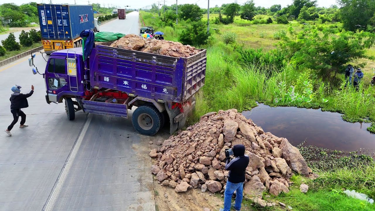 Watch out Process Landfill Task! Using Dump Truck 5t & Pushing soil by skill Dozer KOMATSU,Mix VDO