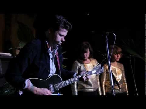 Bahamas sings Lost in the Light, Live