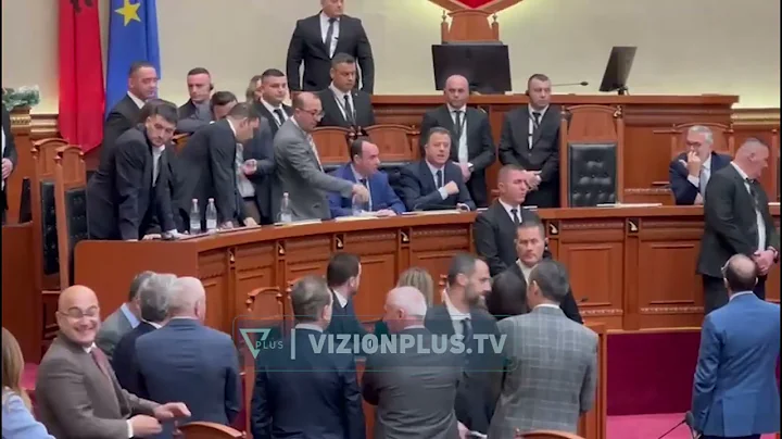 Tensione në Kuvend, deputetët e PD zënë vendet e ministrave, pengesë për nisjen e seancës plenare