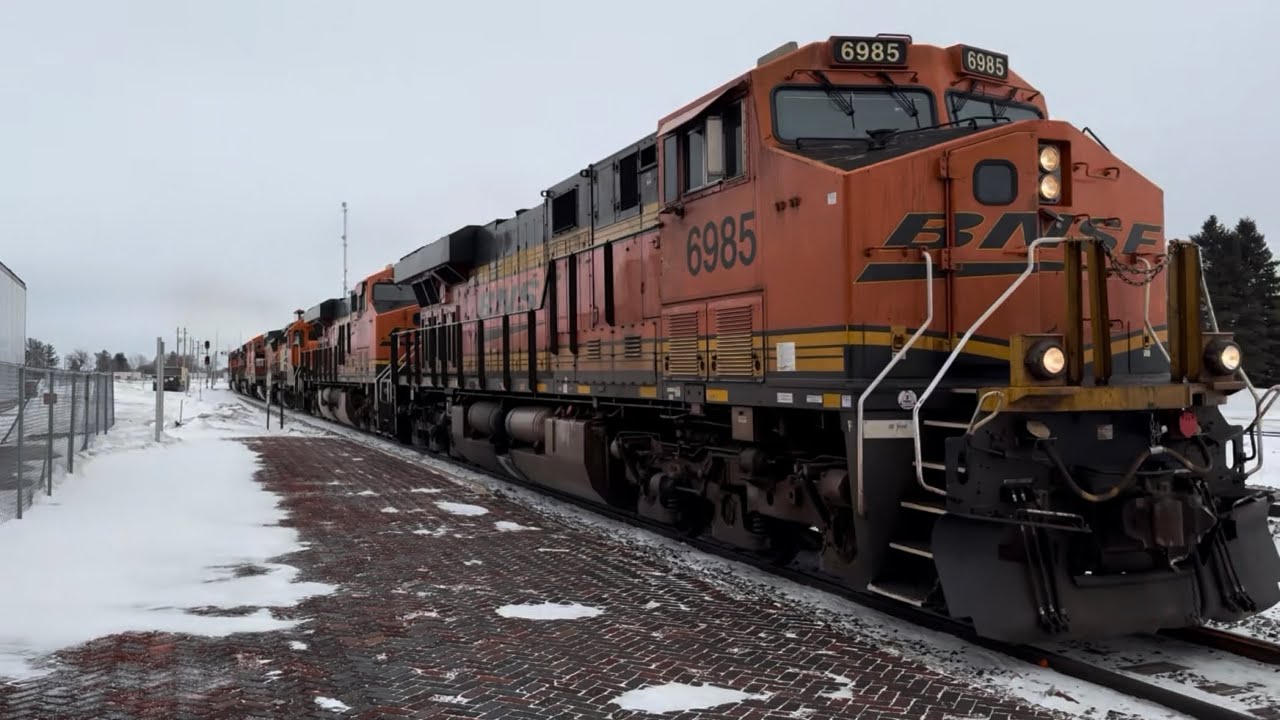 BNSF #6985 leads this 7x1 manifest with dash8 BNSF #538 on Staples Subdivision 