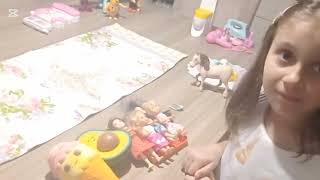 Leyloş Ile Badiş Evcilik Oynuyor.