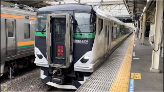 E257系5500番台ｵｵOM-54編成が特急草津・四万31号長野原草津口行きとして高崎駅4番線を発車するシーン（3031M）2023.5.7