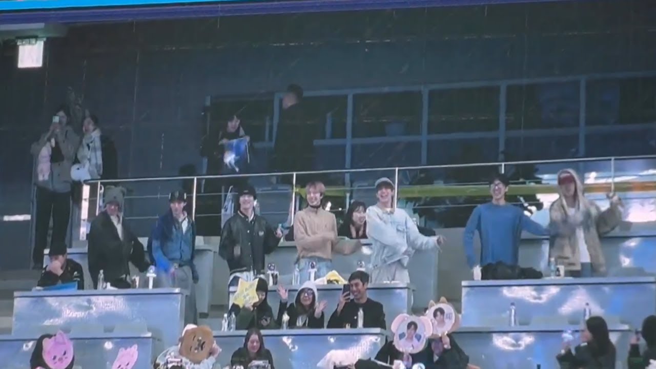 [ネクスジ] Felix thanking his juniors NEXZ at Stray Kids DominATE Encore Concert