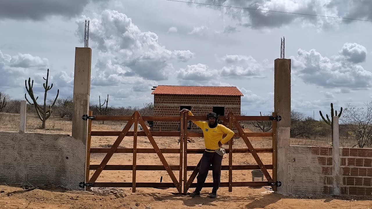TERMINAMOS DE COBRIR A CASA E COLOCAM AS PORTEIRAS AGORA TÁ PARECENDO UMA FAZENDA !!!!!