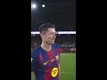 Toda la plantilla del FC Barcelona levantando a Lewandowski para celebrarlo. 🫂