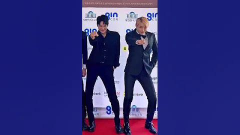 Korean actors were dancing to DILBAR at the awards ceremony and...😱