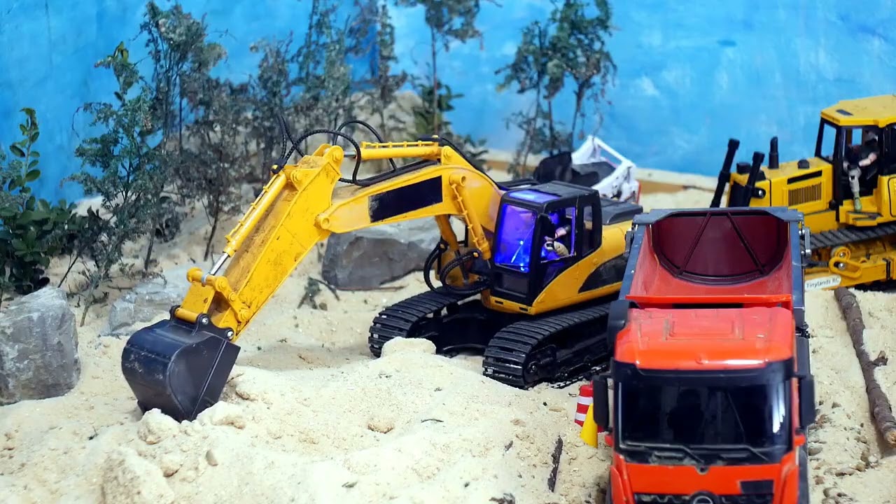 RC Truck got stuck in sand 