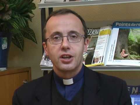 Vidéo: Quelle est la différence entre un vicaire paroissial et un curé ?