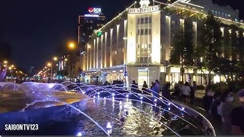 Đêm Sài Gòn với ánh đèn màu lung linh nhạc và nước ở đài phun nước vòng xoay Lê Lợi và Nguyễn Huệ