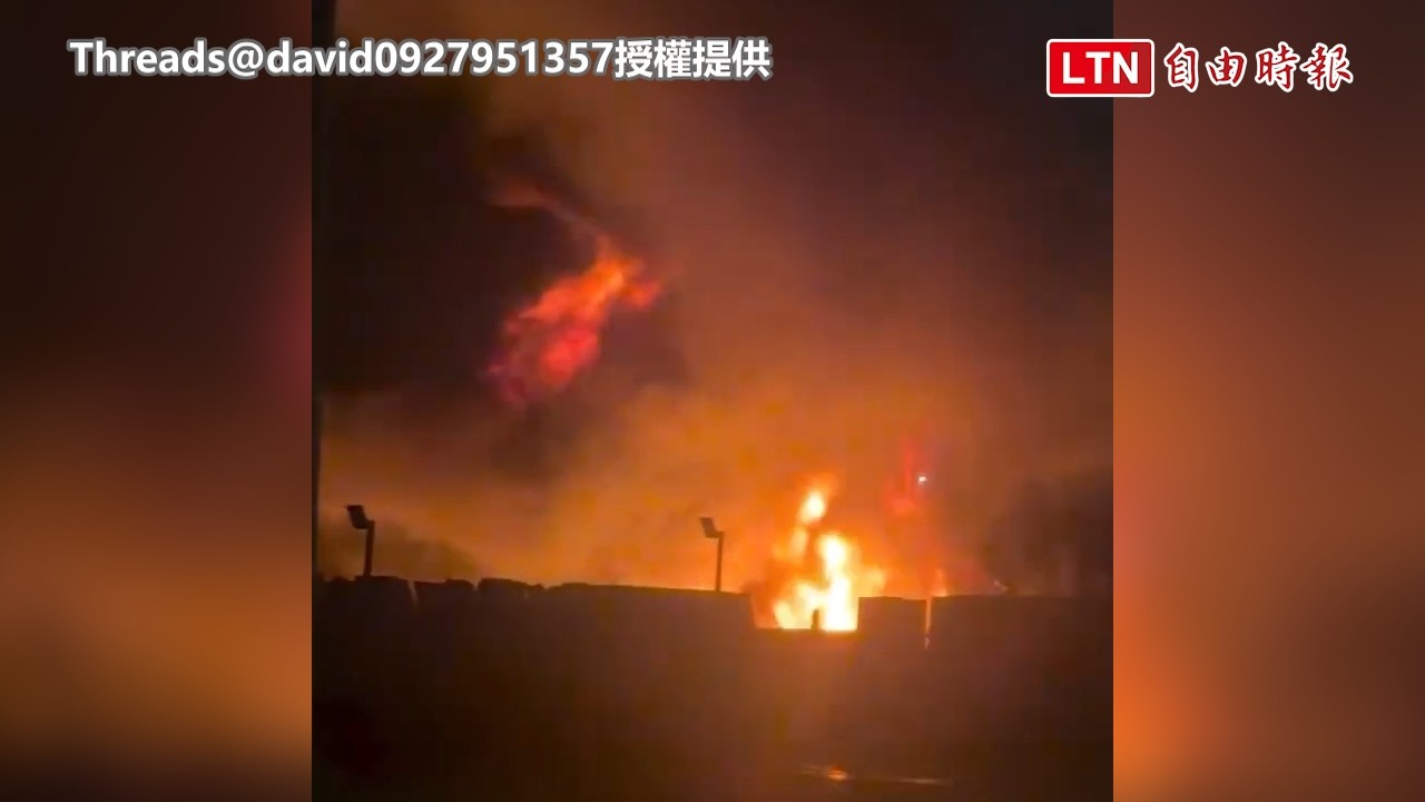 大雨也澆不熄!台17線彰化大城段回收場火警 黑煙竄天際 大雨也澆不熄!台17線彰化大城段回收場火警 黑煙竄天際