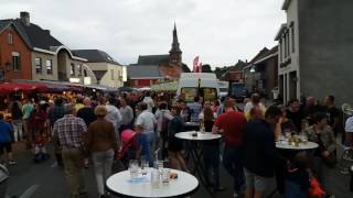 Sfeer op de avondmarkt in Munkzwalm