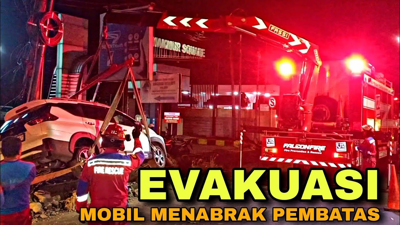 EVAKUASI LAKALANTAS MOBIL MENABRAK PEMBATAS JALAN - JL. KALIRUNGKUT