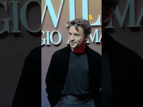 🔥 Jonathan Bailey est présent ce soir à la soirée Cinéma Paradiso Tour Eiffel X Armani Beauty dont