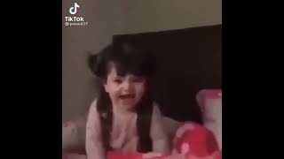 Niña Grita Como Camión