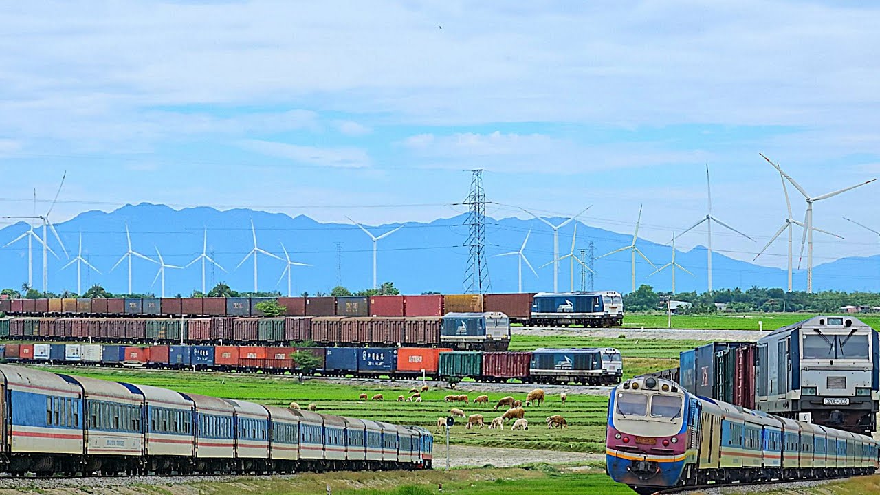Tổng Hợp Những Đoàn Tàu Hỏa Đuổi Nhau Trên Cánh Đồng Tuabin Gió Cực Đẹp Và Thoáng Rộng Ở Khánh Hòa👇🏻