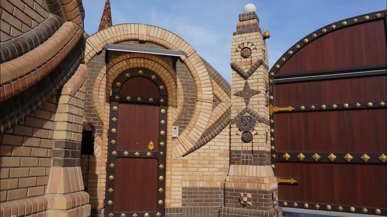 Закладные для забора с кирпичными столбами. Кирпичная арка. Кирпичный забор 7024. Гаражные ворота из кирпича. Кирпичная кладка ворот.