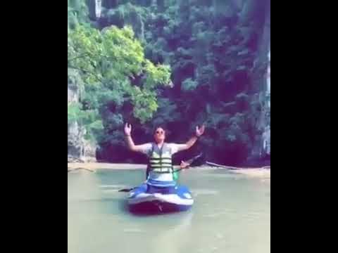 رجل يغني بصوت جميل جدا ومكان طبيعي اجمل 