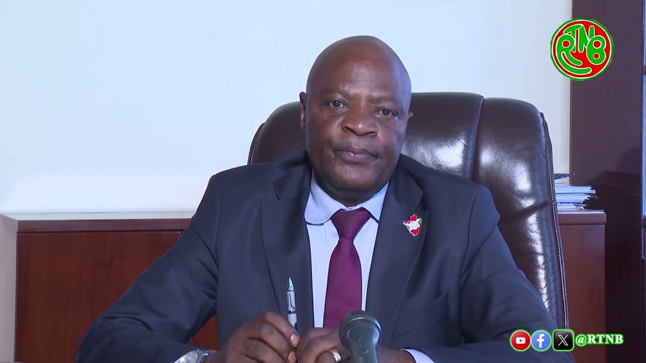 umukuru w'igisagara  aragabisha indogozi zinaniza abenegihugu mukubaha agatabo k'umuryango