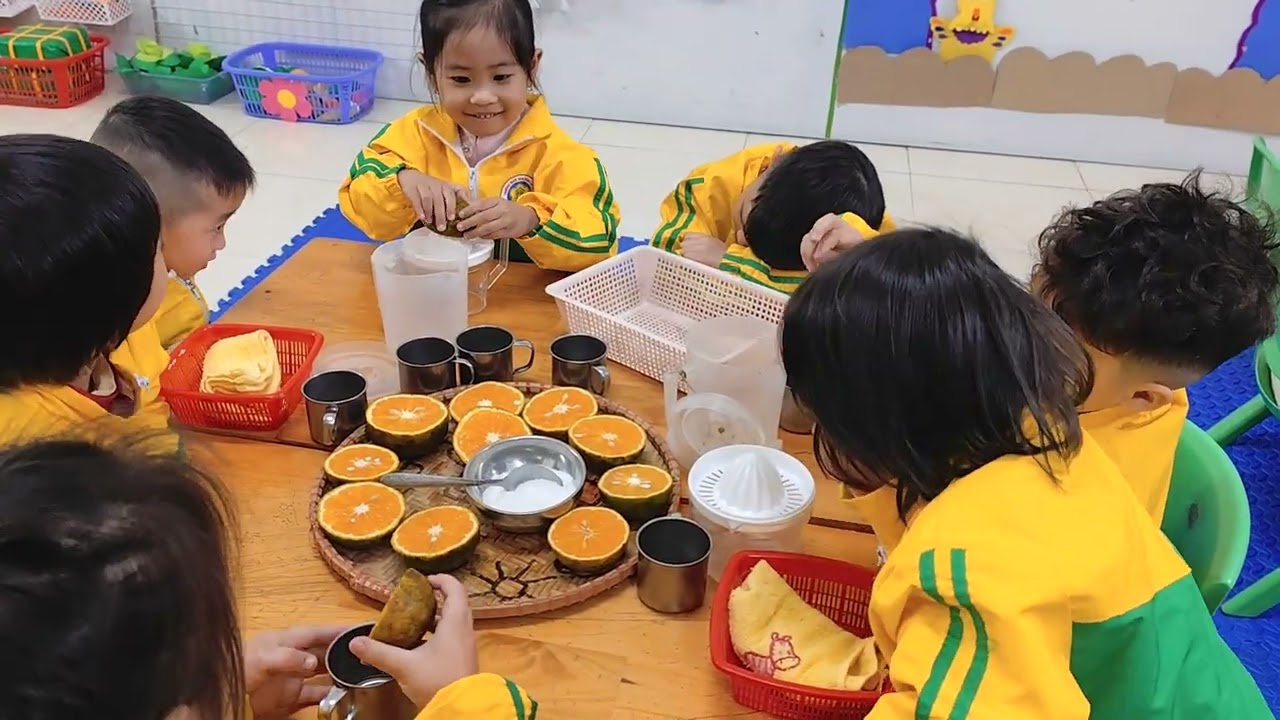 Hoạt động trải nghiệm Bé vắt nước cam. GV Đào Thị An lớp 3TC4 Trường mầm non Đông Lỗ số 1.