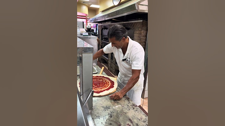 Freddy is the boss, but he still makes a PERFECT pizza 🍕 @krispypizzaa  #food #pizza #italianfood